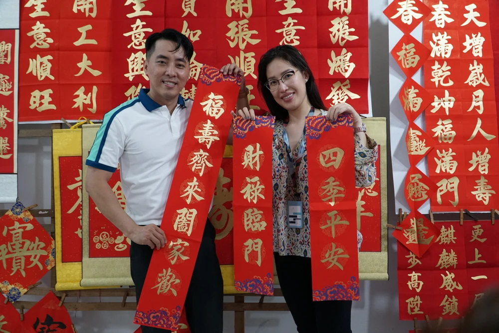 Anh Trần Quốc An (ngụ Quận 3, TP.HCM) cũng là khách quen tại đây: “Liễn đỏ vừa có tính sinh động vừa giữ nét văn hoá qua từng năm, không bị mai một. Vẫn như mọi năm, tôi luôn xin chữ “Hiệp gia bình an” nghĩa là không có gì ngoài cầu mong bình an”.