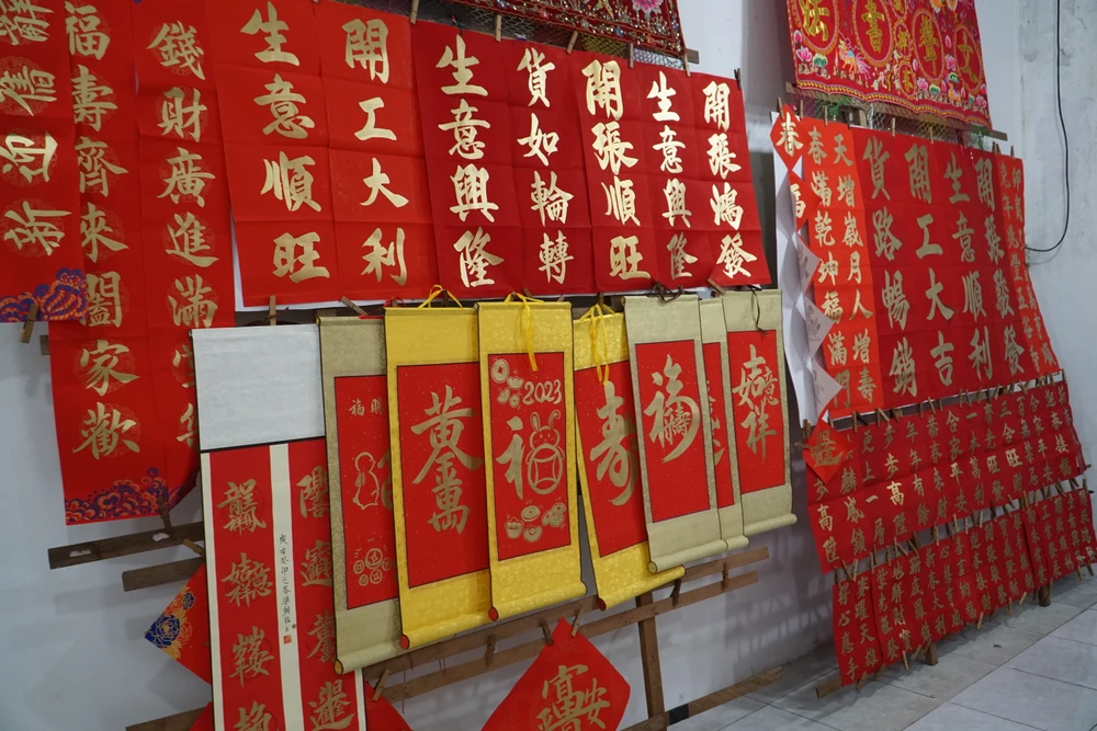 Viết liễn chủ yếu sử dụng chữ Hán, nội dung sẽ thể hiện bằng các câu chữ diễn tả đúng mong muốn của từng gia chủ. Với người kinh doanh buôn bán sẽ thường chọn loại 7 chữ, trong gia đình cầu bình an thì chọn loại 4 chữ.