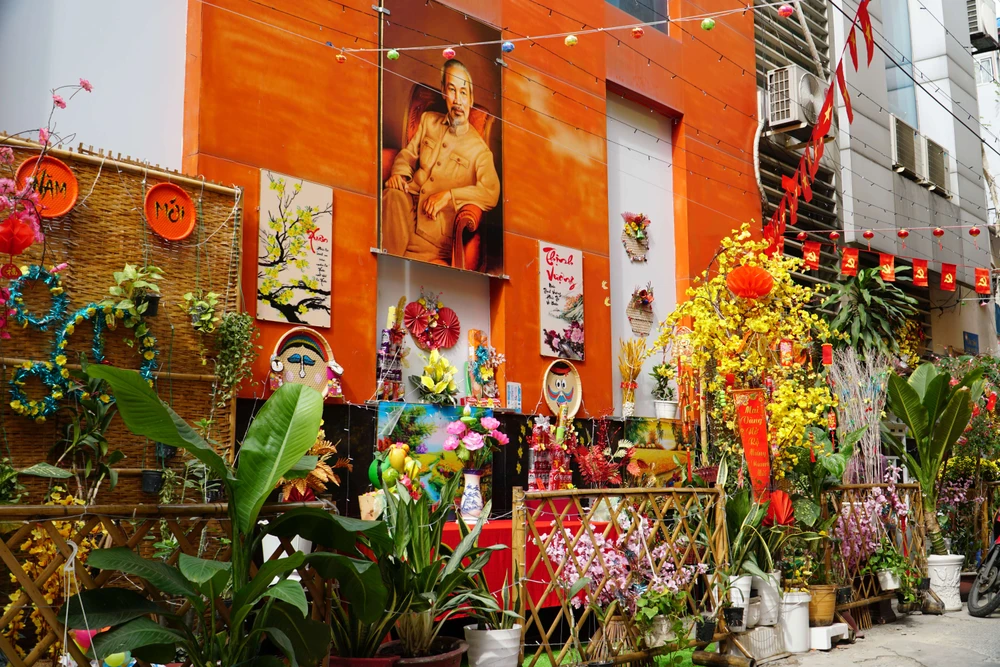 Dù chỉ là đường hoa nhỏ trong hẻm nhưng tất cả đều được thiết kế vô cùng công phu với các tiểu cảnh nhỏ, chân dung Bác Hồ, cờ giăng kín khắp lối cùng hệ thống đèn nhiều màu sắc….