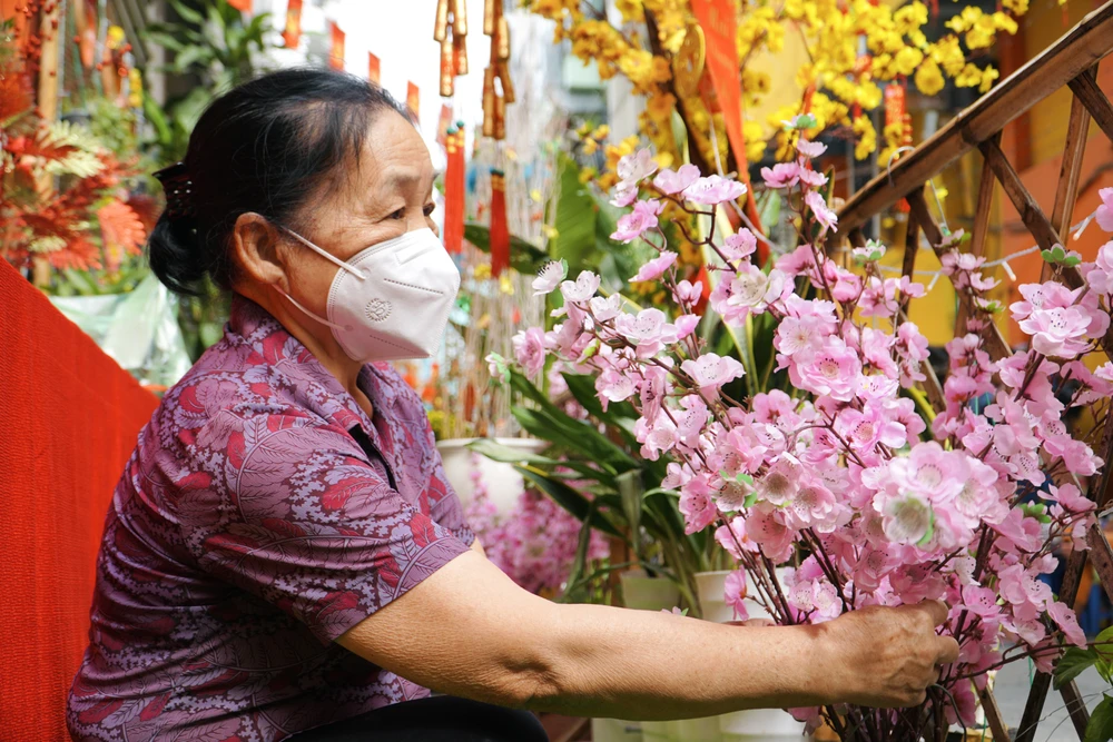 Cô Hoàng Thị Hảo (trưởng khu phố 3, phường Phạm Ngũ Lão, Quận 1) cho biết: ‘Năm nay mọi thứ chuẩn bị hoành tráng hơn so với năm trước, tổng kinh phí trang trí khoảng 18 triệu đồng”.