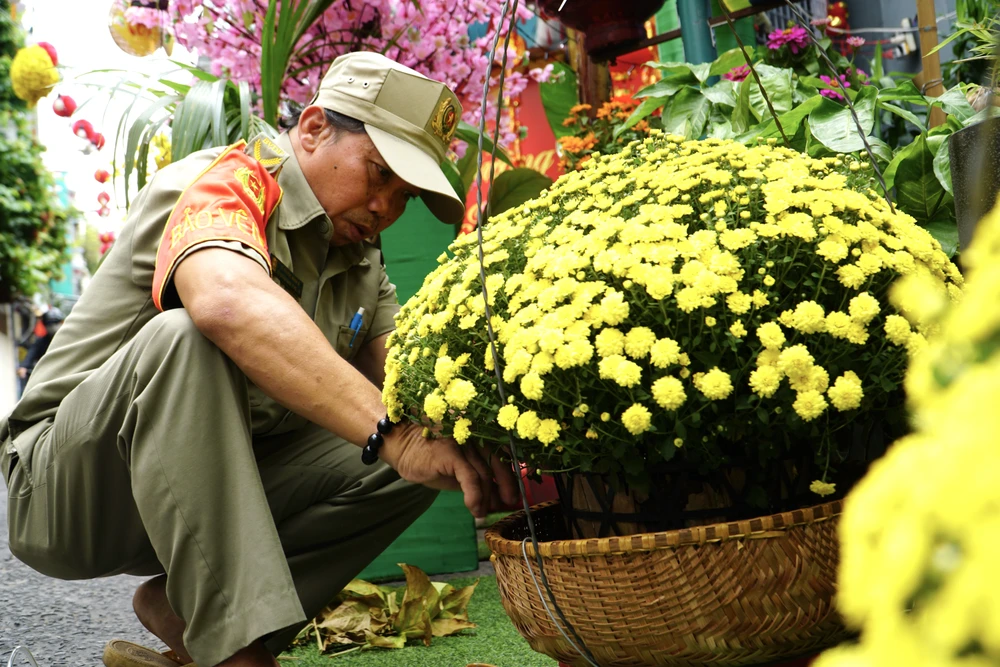 Ông Lê Phước Minh, bảo vệ dân phố đang tất bật sửa soạn cho góc phố thêm sặc sỡ. Ông cho biết: “Độ cuối tháng 12, mọi người đã bắt tay vào việc trang trí. Mỗi năm khu phố sẽ thực hiện các tiểu cảnh khác nhau và luôn ưu tiên sử dụng các vật liệu tái chế hướng tới khu phố xanh- sạch- đẹp.”