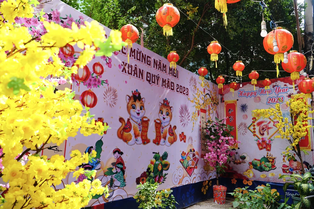 Một góc của con hẻm ngập các nhành hoa mai, hoa đào rực rỡ sắc xuân.