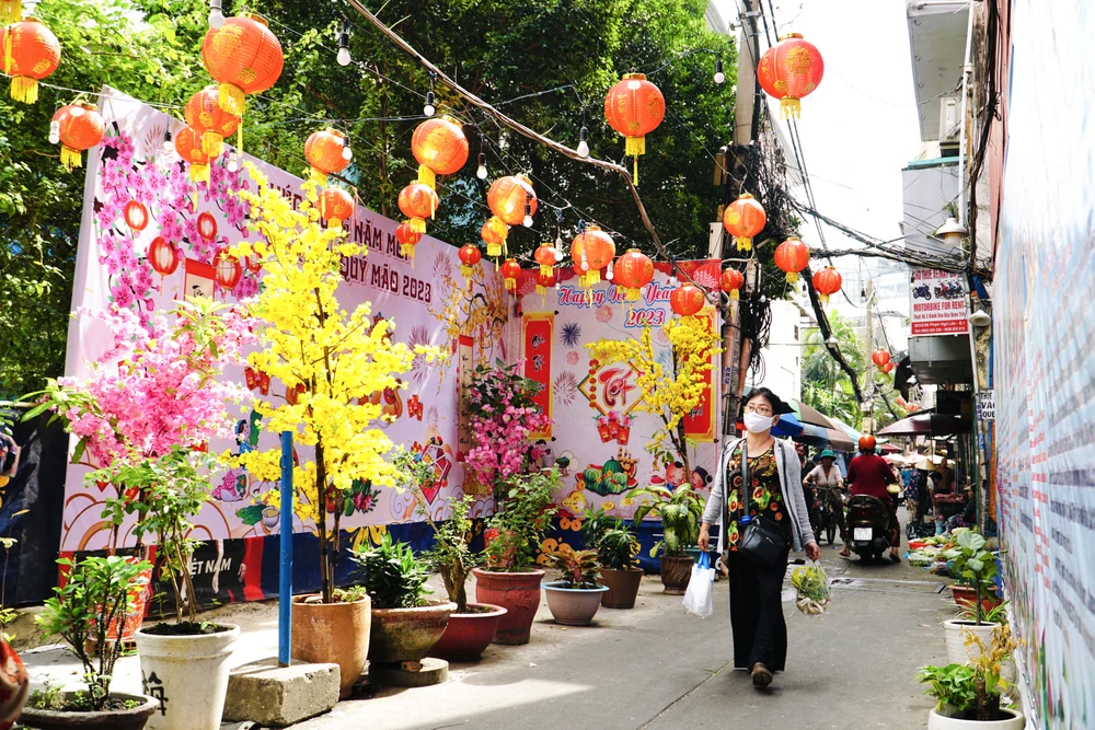 Cách đó không xa là hẻm 353 đường Phạm Ngũ Lão, Quận 1 cũng đang rộn ràng chuẩn bị trang trí tết.