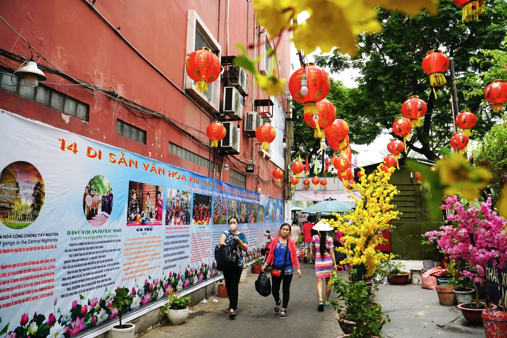 Đặc biệt, năm nay khu phố đã chuẩn bị một banner thông tin “14 di sản văn hoá phi vật thể đại diện của nhân loại tại Việt Nam” treo dọc bức tường đầu hẻm để bà con có dịp được trang bị thêm kiến thức.