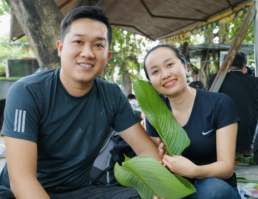 Dù những ngày cuối năm bận rộn với công việc kinh doanh nhưng chị Nguyễn Thị Hồng Thuý (ngụ TP. Thủ Đức, TP.HCM) cùng anh Đoàn Công Dũ đã quyết định tạm gác công việc một ngày để tham gia hoạt động gói bánh chưng xanh tặng người nghèo. Chị Thuý bày tỏ:“ Tụi mình tham gia công đoạn rửa lá, cắt lá, chuẩn bị khuôn để mọi người gói bánh. Đối với mình làm thiện nguyện vừa mang lại niềm vui cho người khác vừa là cách giúp lưu giữ lại truyền thống gói bánh chưng lâu đời".