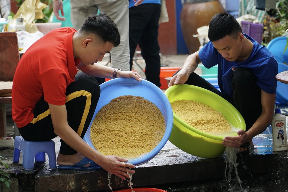 Để gói đủ 2.000 chiếc bánh nhóm đã chuẩn bị hơn 700kg nếp, hơn 200kg đậu xanh, 100kg thịt, 160 bó lá dong.