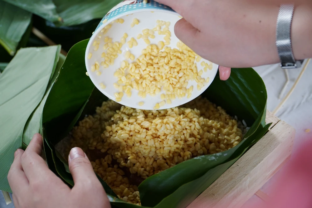 Đôi tay ai cũng tất bật để kịp hoàn thành đủ số lượng bánh trong vòng 2 ngày trao gửi cho bà con.