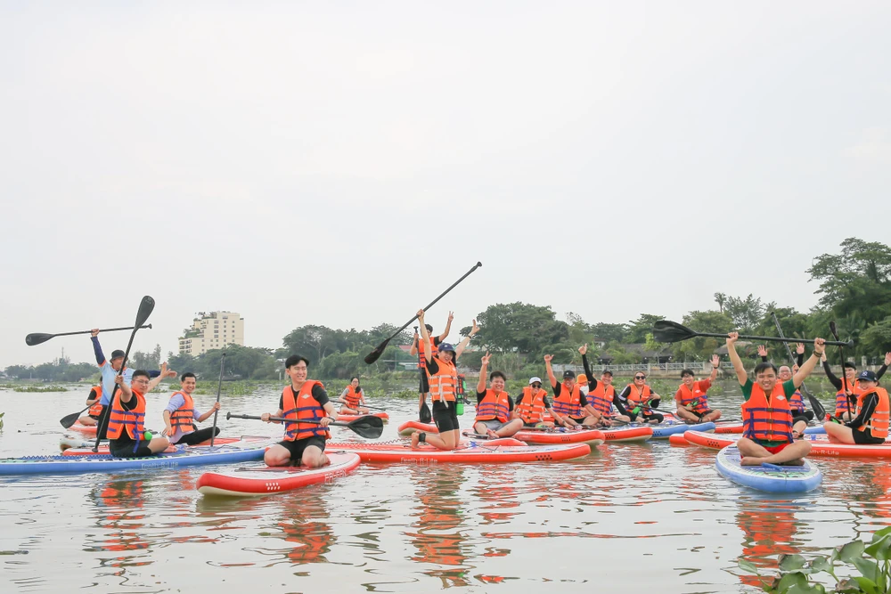 Với các tour SUP trên sông Sài Gòn, khung giờ đẹp nhất có lẽ là buổi sáng sớm trực tiếp ngắm nhìn bình minh lên và thời điểm hoàng hôn buông xuống lúc 16h-17h.