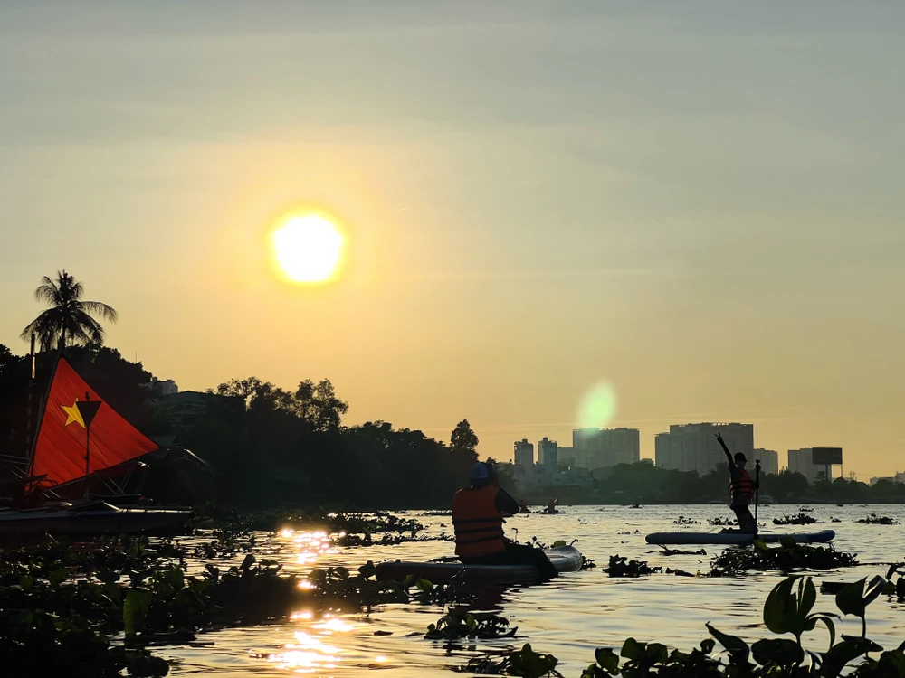Thú vị nhất có lẽ là khung cảnh ánh hoàng hôn rực rỡ trải dài trên sông Sài Gòn khiến nhiều du khách thích thú thả trôi theo dòng nước để đắm chìm trong cảm giác bình yên.
