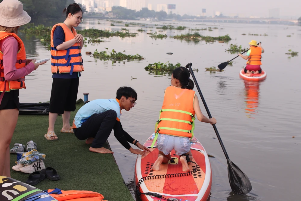 Đối với những du khách lần đầu thử loại hình này sẽ vô cùng sợ hãi trước khi bước xuống SUP, tuy nhiên vượt qua được khoảnh khắc này sẽ cảm thấy mạnh dạn ngay, tự tin để khám phá.