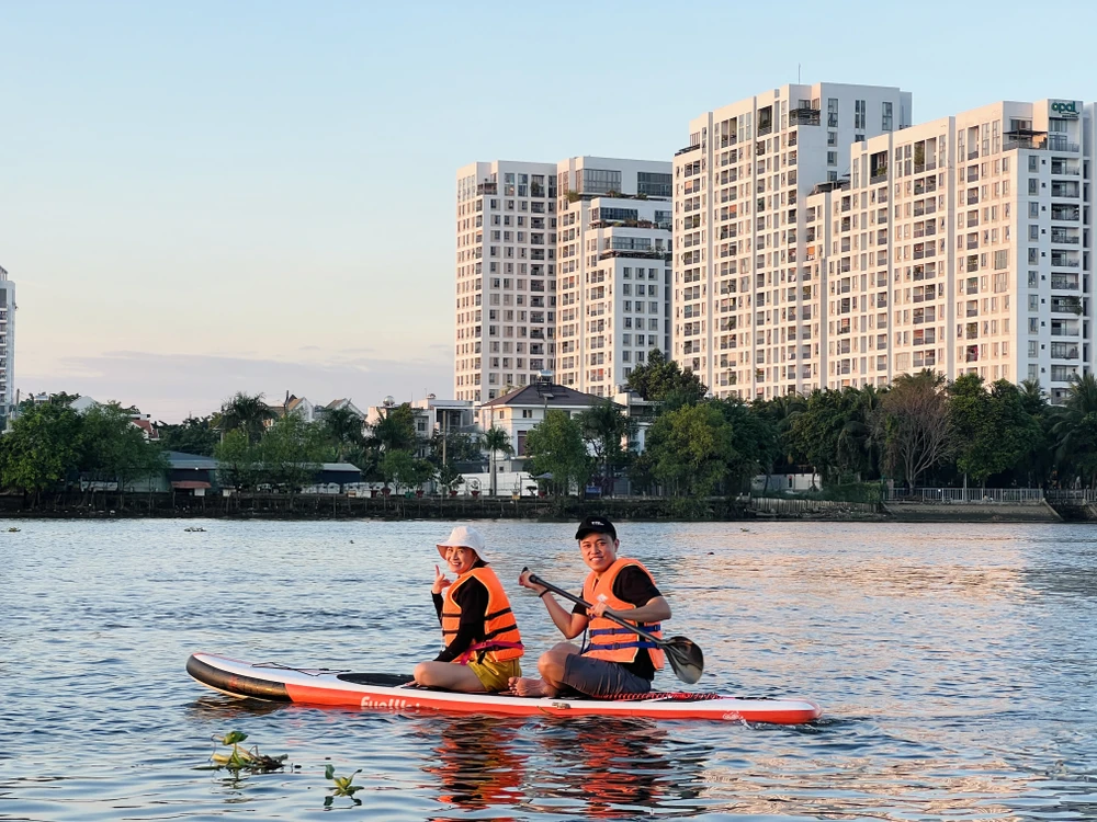 Giữa khung cảnh mây trời, sông nước, tận hưởng luồng không khí mát mẻ khiến du khách có cảm giác thư thái dễ chịu, tránh xa nhịp sống hối hả, tấp nập của phố thị.