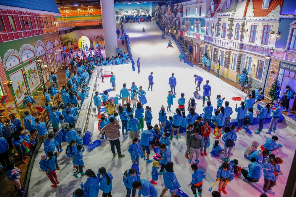 Snow Town toạ lạc tại đường Đồng Văn Cống, TP Thủ Đức, TP.HCM được ví là “thị trấn tuyết” khi mang đến khung cảnh mùa đông có tuyết trắng băng giá bao phủ tuyệt đẹp.