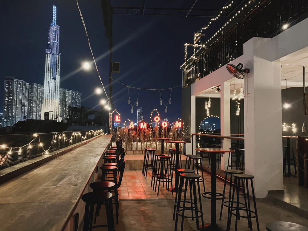 La Moon Rooftop toạ lạc tại TP Thủ Đức, TP.HCM là một trong số những quán cà phê gây ấn tượng khi có view đắt giá.