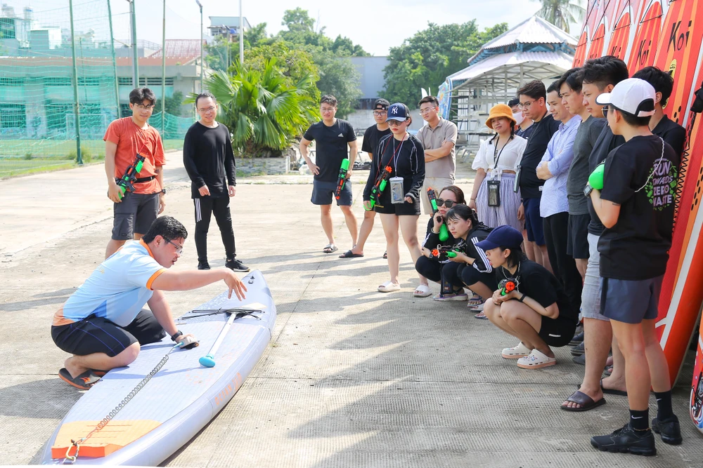 Trước khi bắt đầu hành trình du khách sẽ được các hướng dẫn viên trang bị kỹ lưỡng các kỹ năng chèo, cách xử lý tình huống cũng như trang bị áo phao, túi chống nước để đảm bảo an toàn.