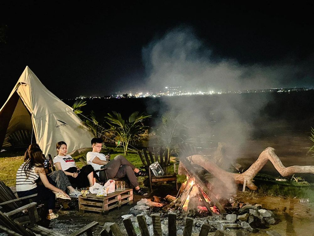 Buổi tối tại khu cắm trại sẽ là một đêm thật vui khi được thoả sức ngắm sao, tham gia đốt lửa trại, ngồi tám chuyện cùng bạn bè. Thực sự những ai trải nghiệm khoảnh khắc này đều đắm mình trong cảm giác thư thái, tận hưởng sự tươi mát trong lành của thiên nhiên. Buổi tối tại khu cắm trại sẽ là một đêm thật vui khi được thoả sức ngắm sao, tham gia đốt lửa trại, ngồi tám chuyện cùng bạn bè. Thực sự những ai trải nghiệm khoảnh khắc này đều đắm mình trong cảm giác thư thái, tận hưởng sự tươi mát trong lành của thiên nhiên.