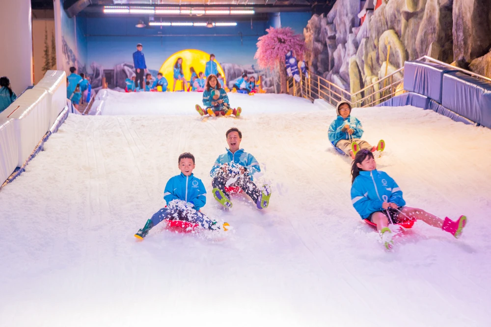 “Lớp tuyết trắng tinh tại đây có độ dày 35 cm2, nhân viên sẽ luân phiên cào bằng để du khách được vui chơi an toàn”, chị Đài nói thêm