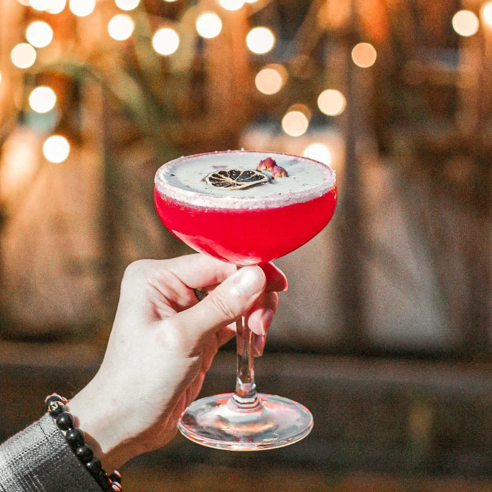 Quán phục vụ nổi bật là các món cocktail, đặc biệt được pha chế và trang trí sang chảnh theo chủ đề các dịp đặc biệt, lễ tết.