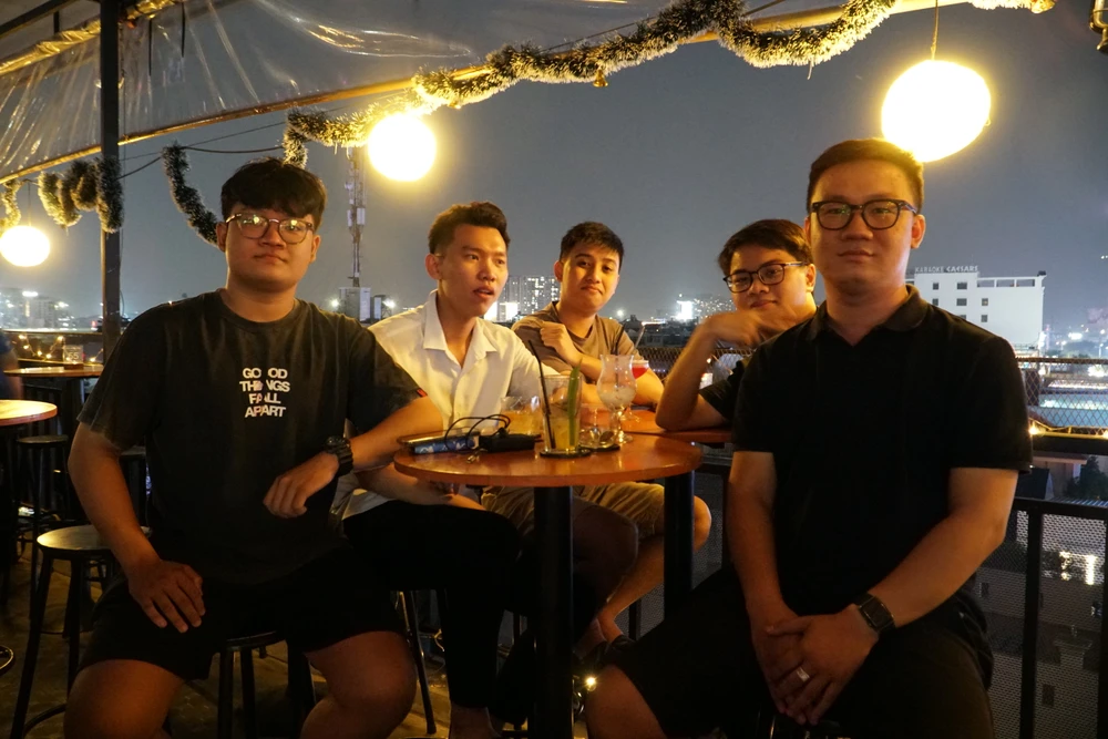Tranh thủ một buổi tối rảnh rỗi trong tuần, anh Nguyễn Hoàng Kim Long (bìa phải, ngụ quận Phú Nhuận) cùng nhóm bạn ghé quán cà phê rooftop để tụ họp tán gẫu. Anh Đăng chia sẻ “Không gian những quán cà phê trên sân thượng rất thoáng đãng, tụi mình ngồi đây cảm thấy thoải mái vô cùng, dường như bao nhiêu áp lực, mệt mỏi dần tan biến đi”.