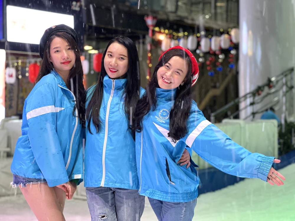 Lần thứ 2 quay lại khu Snow Town để vui chơi cùng bạn chị Lương Thị Tuyết Sương (bìa trái,ngụ TP Thủ Đức, TP.HCM) háo hức chia sẻ: “Không khí mát lạnh cho mình cảm giác rất thoải mái. Lần này ghé đến mình thấy khung cảnh lung linh hơn, trang trí đẹp hơn so với lần đầu”.