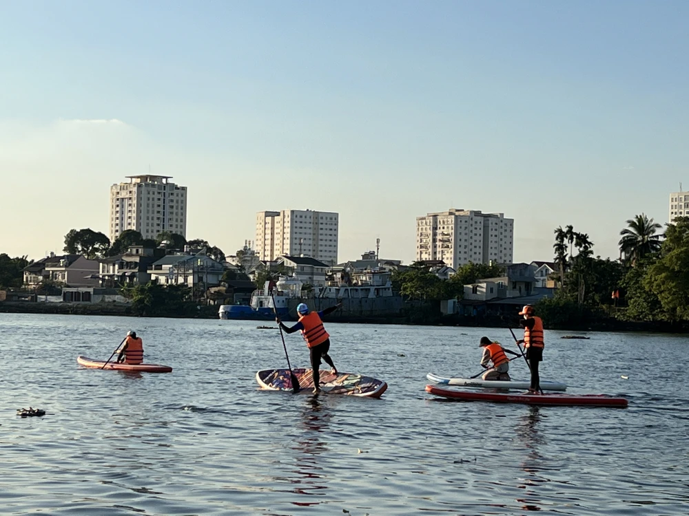 Sau hơn 1 tiếng chèo SUP tại điểm Thanh Đa (quận Bình Thạnh, TP.HCM), nhóm bạn trẻ lần đầu trải nghiệm tỏ ra vô cùng hào hứng dù có bạn bị sự cố lật SUP rơi xuống sông. “Dù khá mệt nhưng tụi mình thấy hoạt động này rất thú vị và đáng để thử. Khoảnh khắc lênh đênh trên sông ngắm nhìn hoàng hôn thực sự rất tuyệt”, một thành viên trong nhóm chia sẻ.