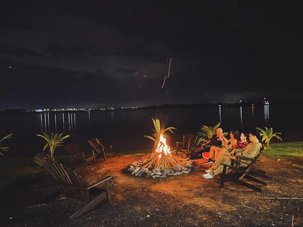 Để giải toả những áp lực căng thẳng thì du lịch là cách mà nhiều người chọn để có thời gian nghỉ ngơi cũng như khám phá vẻ đẹp của thiên nhiên để giảm stress. Đó cũng là lý do mà chị Lê Bích Hà (ngụ quận Gò Vấp, TP.HCM) chọn đến khu cắm trại vào cuối tuần. Chị tâm sự: “Công việc rất bận rộn nên khó sắp xếp được thời gian để đi du lịch nên mình đã chọn khu cắm trại ghé đến nghỉ ngơi. Khu này rất đẹp, lạ lại nằm ngay tại Sài Gòn, quá tiện cho việc di chuyển Để giải toả những áp lực căng thẳng thì du lịch là cách mà nhiều người chọn để có thời gian nghỉ ngơi cũng như khám phá vẻ đẹp của thiên nhiên để giảm stress. Đó cũng là lý do mà chị Lê Bích Hà (ngụ quận Gò Vấp, TP.HCM) chọn đến khu cắm trại vào cuối tuần. Chị tâm sự: “Công việc rất bận rộn nên khó sắp xếp được thời gian để đi du lịch nên mình đã chọn khu cắm trại ghé đến nghỉ ngơi. Khu này rất đẹp, lạ lại nằm ngay tại Sài Gòn, quá tiện cho việc di chuyển