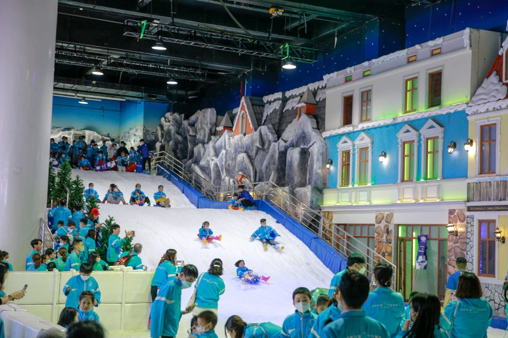 Những ngày thời tiết Sài Gòn khó chịu là lúc chị Như Ngọc (ngụ quận Bình Thạnh, TP.HCM) cùng bạn bè tìm chỗ để đi "núp". Lần đầu tiên tìm đến khu thị trấn tuyết, chị Ngọc thích thú: “Thời tiết Sài Gòn cực kì nóng nên rất khó tìm một nơi nào mát lạnh như tại khu thị trấn tuyết. Không chỉ trẻ em mới thích mà những người lớn như mình mặc chiếc áo ấm, tản bộ ngắm cảnh cũng đã thấy rất thú vị”