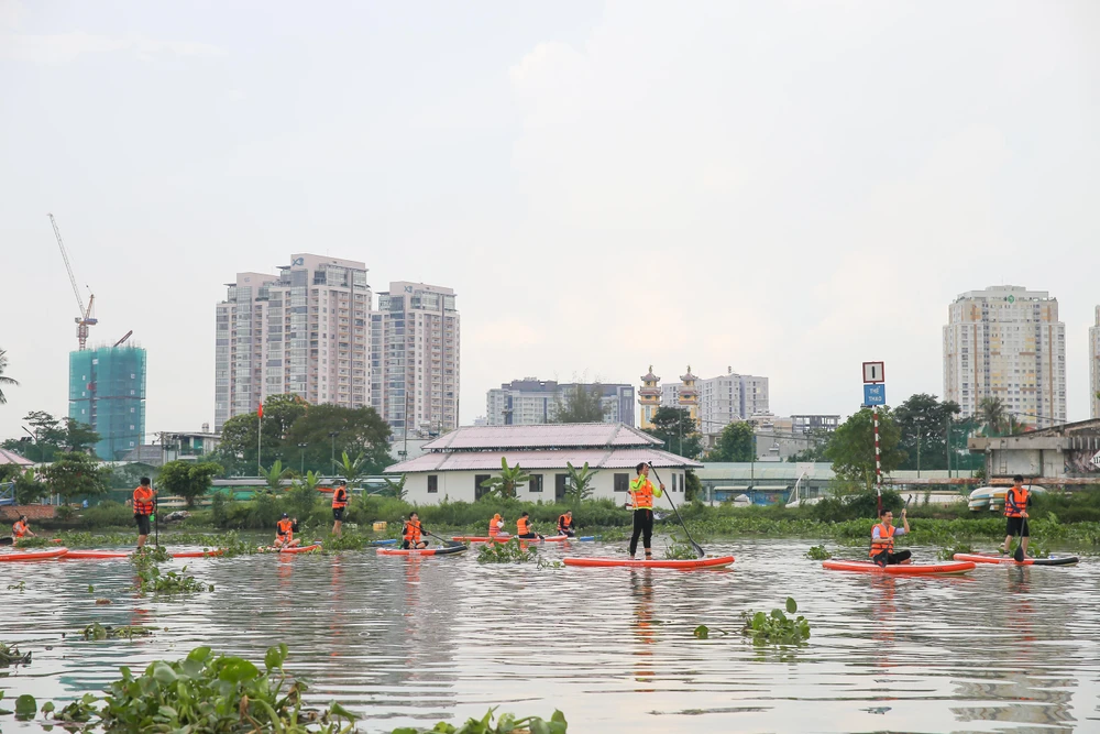 Tour SUP bắt đầu từ Thanh Đa (quận Bình Thạnh, TP.HCM) được nhiều du khách lựa chọn để thưởng ngoạn phong cảnh trên sông Sài Gòn.