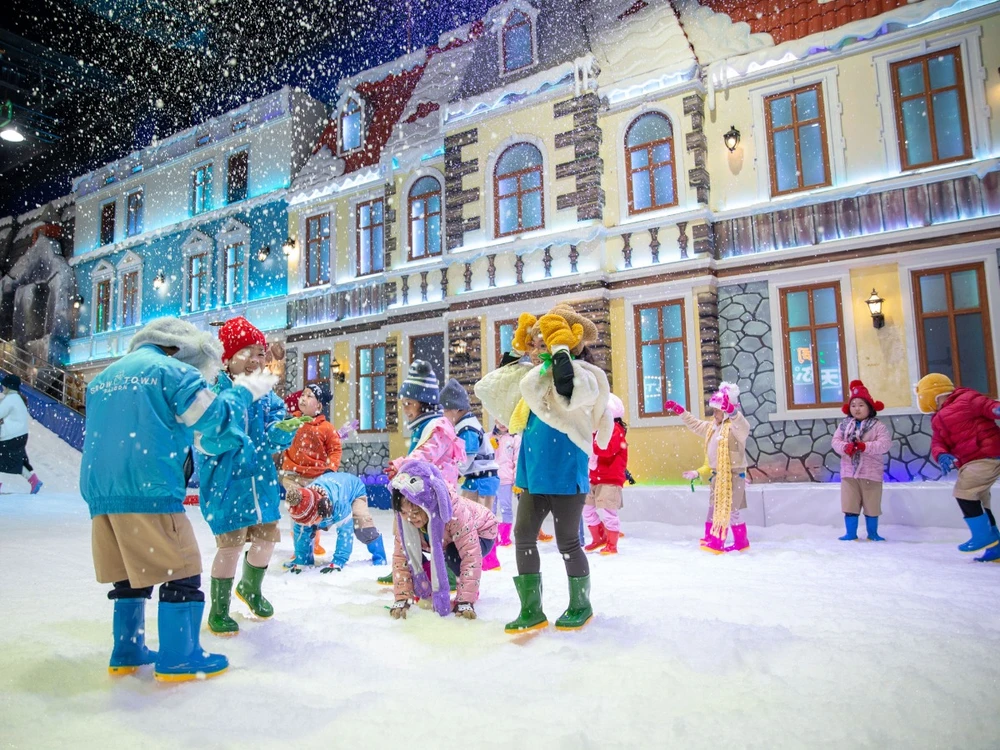 Khuôn viên rộng 2.000 m2 với thiết kế chủ đạo là hình ảnh các ngôi nhà phủ đầy tuyết trắng bố trí dọc 2 bên tạo cảm giác cho du khách như đang dạo chơi tại thị trấn thu nhỏ giữa Châu Âu.