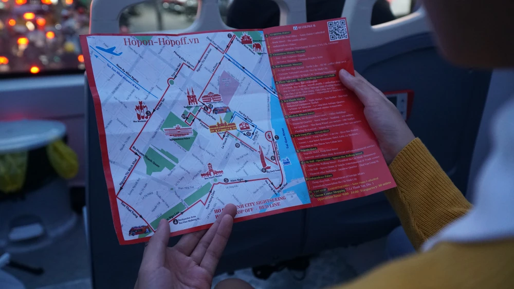 Không đơn thuần chỉ là một chuyến xe buýt, trên xe buýt 2 tầng còn phục vụ rất nhiều tiện nghi miễn phí bao gồm wifi, hệ thống thuyết minh tự động, nước uống, bảo hiểm sự cố du lịch, bản đồ hướng dẫn,….