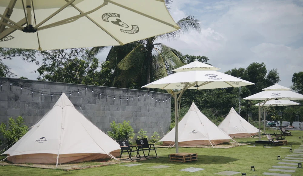 Với những người bận rộn không có thời gian du lịch thì mô hình cắm trại glamping chính là “cứu cánh” để có thể trải nghiệm ngay mà không phải di chuyển đi xa cũng không tốn công chuẩn bị quá nhiều thứ. Với những người bận rộn không có thời gian du lịch thì mô hình cắm trại glamping chính là “cứu cánh” để có thể trải nghiệm ngay mà không phải di chuyển đi xa cũng không tốn công chuẩn bị quá nhiều thứ.