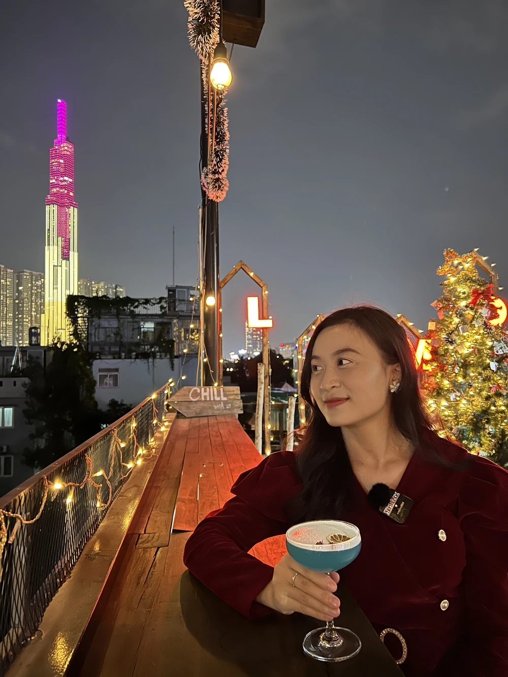 Còn gì tuyệt vời hơn khi ngồi nhâm nhi một ly cocktail vừa lặng lẽ ngắm nhìn Bitexco, Landmark 81, cầu Sài Gòn.