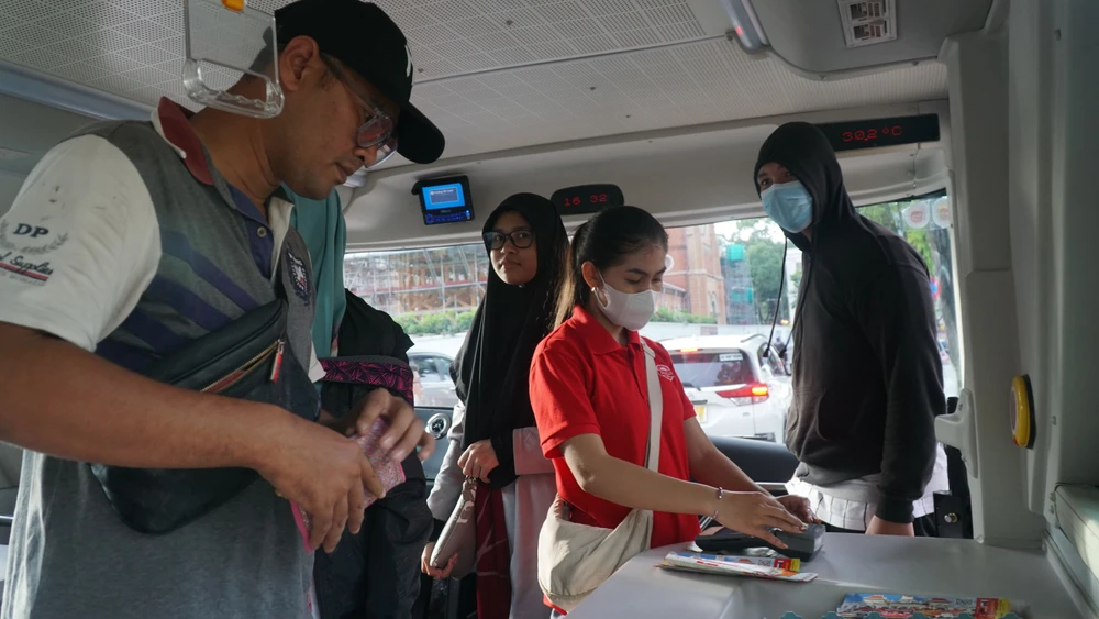 Xe buýt phục vụ nhiều loại vé như vé 1 giờ, vé 4 giờ và vé không giới hạn trong vòng 24 giờ. Du khách có thể dễ dàng lựa chọn gói vé phù hợp để vi vu Sài Gòn, khám phá các địa điểm.