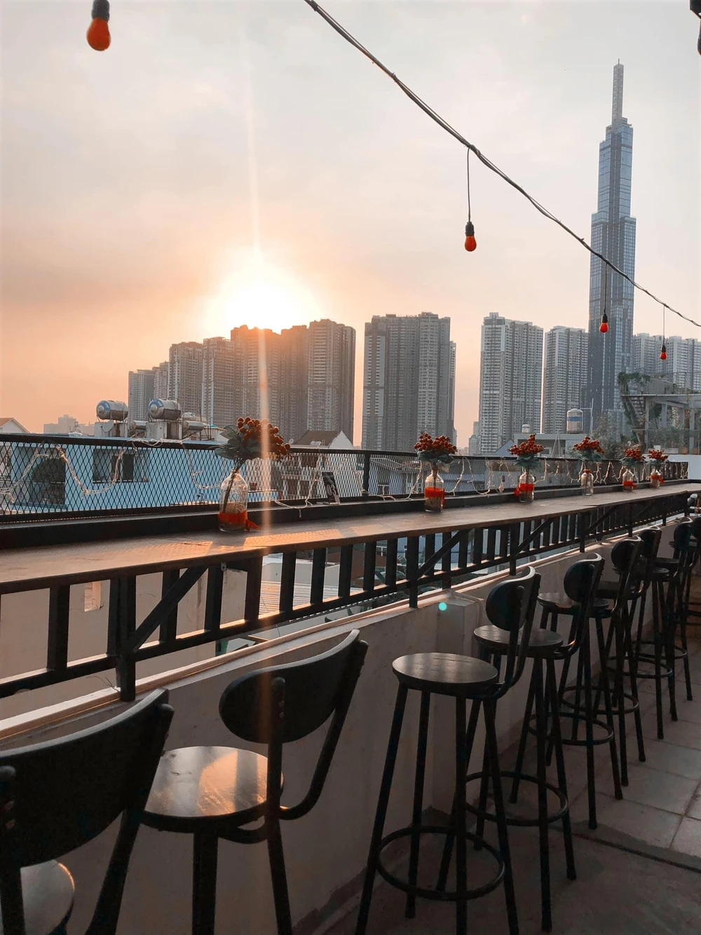 Thời điểm ngắm nhìn ánh mặt trời dần lặng xuống khung cảnh đằm chìm trong sự lãng mạn. Khoảnh khắc đó khiến cho nhiều người phải thốt lên vì quá đỗi bình yên, lòng thấy nhẹ nhõm, thư thái sau những giây phút mệt nhọc.