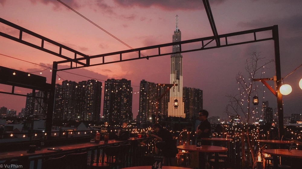 Thời điểm đẹp nhất tại La Moon Rooftop có lẽ là lúc xế chiều khi hoàng hôn buông xuống, toà nhà landmark 81 lên đèn.