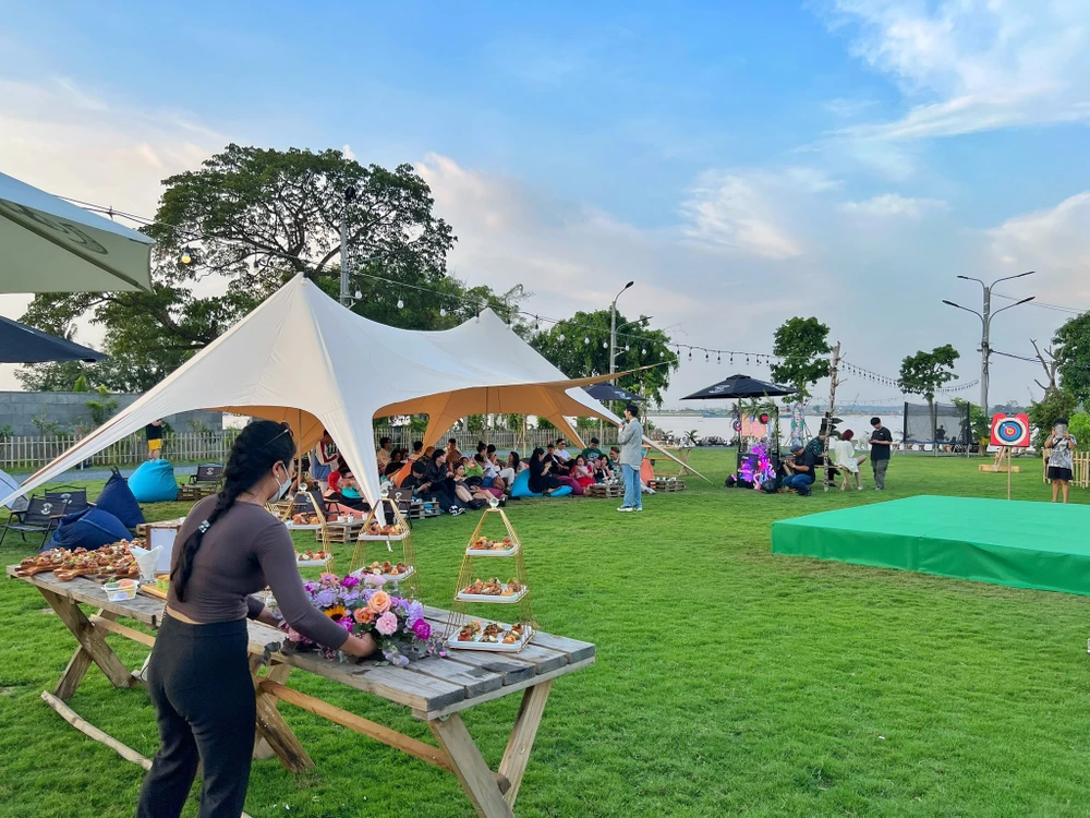 Tại khu cắm trại được chia làm nhiều khu vực như khu vực lều trại, khu vực ăn uống, khu vực tổ chức event. Ngoài ra còn có nhiều hoạt động vui chơi giải trí như bắn cung, đá bóng, câu cá… Tại khu cắm trại được chia làm nhiều khu vực như khu vực lều trại, khu vực ăn uống, khu vực tổ chức event. Ngoài ra còn có nhiều hoạt động vui chơi giải trí như bắn cung, đá bóng, câu cá…