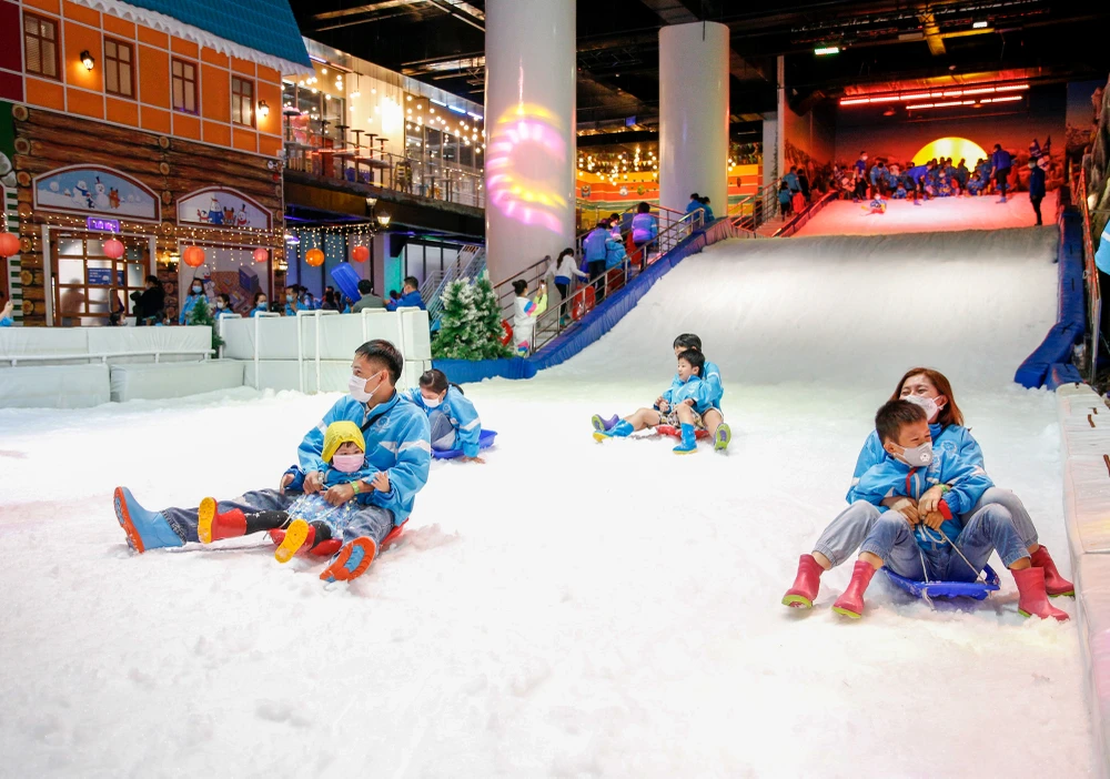 Điểm nhấn ấn tượng cho khu vui chơi tại đây chính là cầu trượt tuyết cao 8m. Du khách có cơ hội thoả thích thử sức với những pha trượt tuyết, trượt ski ngoạn mục, cảm giác đầy sảng khoái mới lạ.