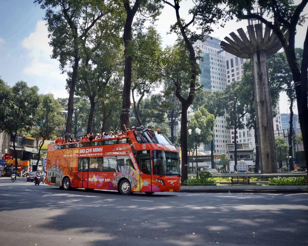 Xe buýt 2 tầng vốn phổ biến ở các nước châu Âu, châu Mỹ. Tại Việt Nam, xe buýt 2 tầng mới có mặt tại 2 địa điểm duy nhất là Hà Nội và TP.HCM. Người đại diện công ty vận hành cho biết trong tương lai sẽ phát triển mô hình này nhiều hơn ở các tỉnh thành trong nước để phát triển du lịch.