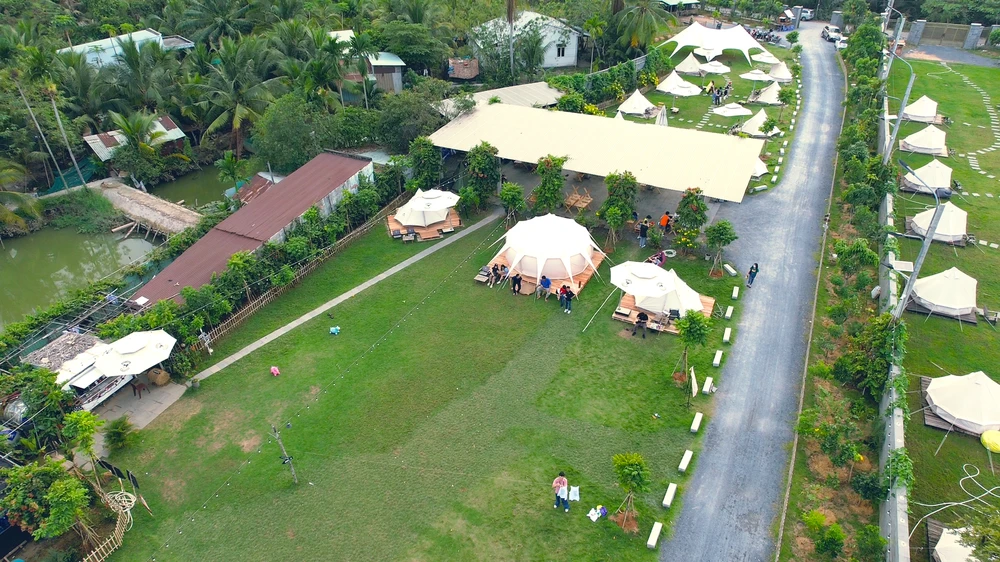 Khu vực trại được bố trí 27 chiếc lều đủ kích cỡ. Lều nhỏ nhất tại đây sẽ có diện tích 9 m² và lớn nhất là 30 m² với sức chứa lên đến 10-12 người. Khu vực trại được bố trí 27 chiếc lều đủ kích cỡ. Lều nhỏ nhất tại đây sẽ có diện tích 9 m² và lớn nhất là 30 m² với sức chứa lên đến 10-12 người.