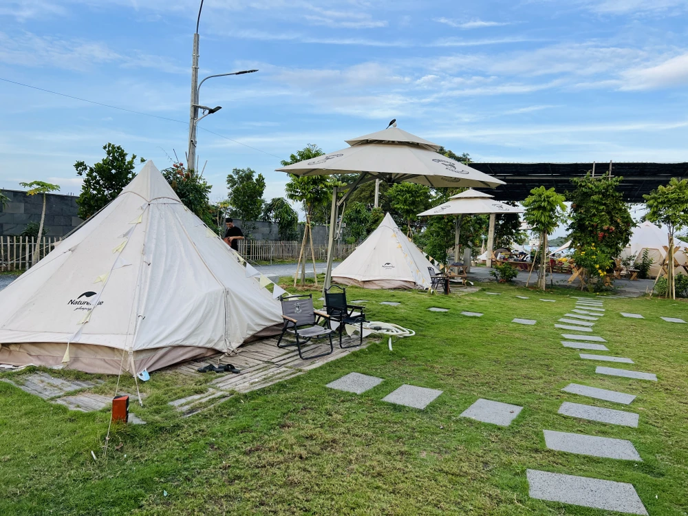 So với camping thì glamping không gian trại được chăm chút hơn về mặt hình thức. Bộ khung gỗ gia cố chắc chắn, cách phối màu bố trí khá bắt mắt. So với camping thì glamping không gian trại được chăm chút hơn về mặt hình thức. Bộ khung gỗ gia cố chắc chắn, cách phối màu bố trí khá bắt mắt.