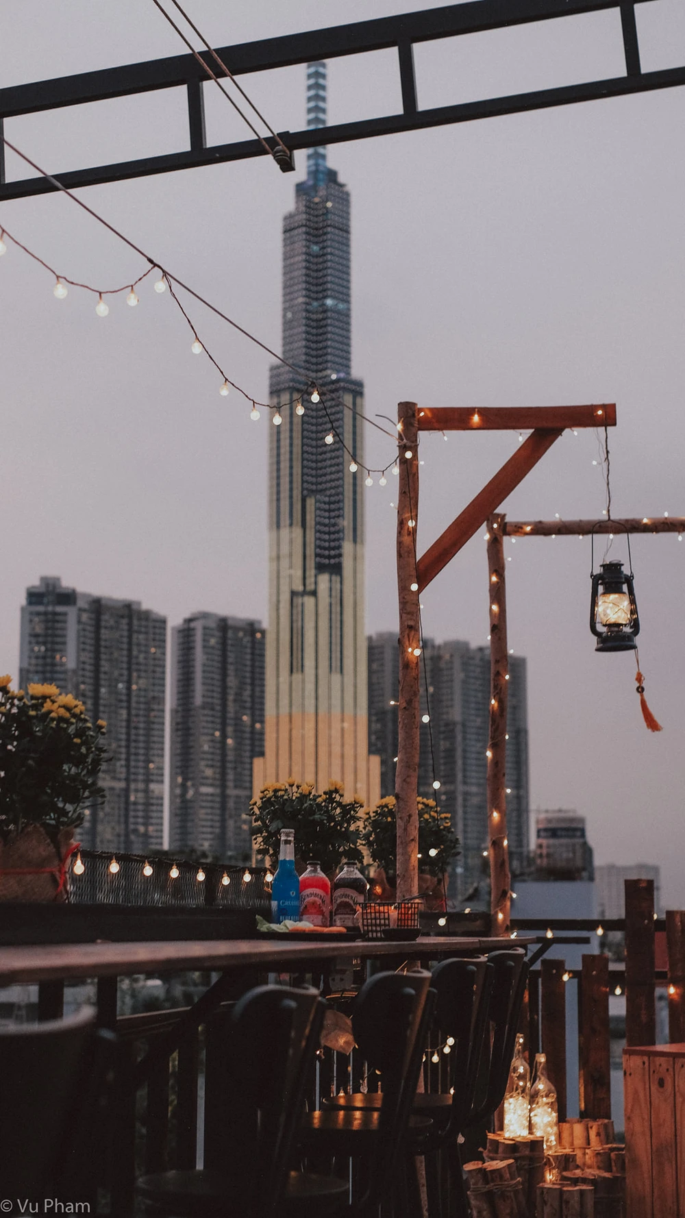 Không gian quán thiết kế với 2 khu vực, dưới và trên lầu tương đối rộng rãi. Nhìn tổng thể quán decor khá đơn giản với tone vàng trầm ấm chủ đạo, các vật liệu mộc mạc từ gỗ.