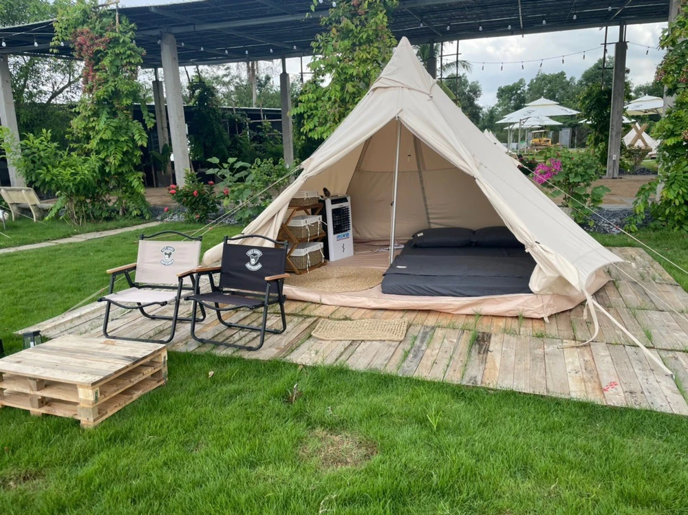 Anh Nguyễn Mạnh Hùng (21 tuổi)- chủ mô hình cắm trại chia sẻ: “Trong mỗi chiếc lều sẽ được trang bị đầy đủ nệm gối, quạt, kệ, các vật dụng sinh hoạt. Mỗi đêm khu cắm trại cho lưu trú lại tầm 90 người” Anh Nguyễn Mạnh Hùng (21 tuổi)- chủ mô hình cắm trại chia sẻ: “Trong mỗi chiếc lều sẽ được trang bị đầy đủ nệm gối, quạt, kệ, các vật dụng sinh hoạt. Mỗi đêm khu cắm trại cho lưu trú lại tầm 90 người”