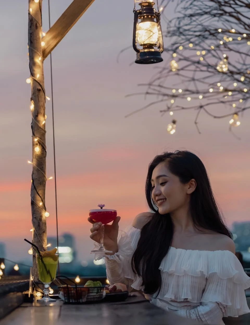 Theo chia sẻ của chủ quán thì không gian quán lấy cảm hứng từ Đà Lạt nên cách bày trí và chọn màu sắc hơi hướng của "xử sở sương mù", chỉ nhấn nhá một số bối cảnh để các bạn trẻ có khu vực sống ảo lung linh.