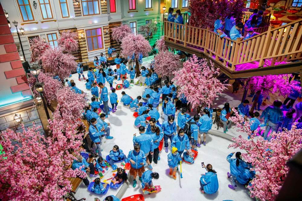 Khung cảnh xung quanh rợp hoa anh đào, du khách vừa dạo chơi trên tuyết vừa ngắm sắc hoa ngọt ngào chắc chắn sẽ để lại những cảm xúc lãng mạn khó tả.