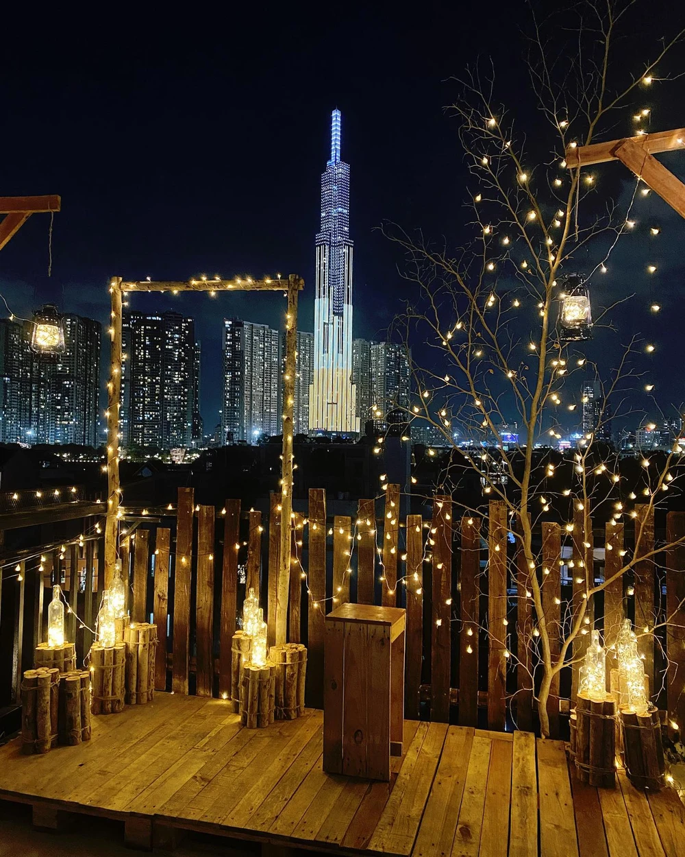 Vị trí tâm đắc nhất của quán có lẽ là góc trực diện nhìn qua Landmark 81. Khu vực được bố trí đơn giản chỉ với một cành cây, giăng đèn xung quanh để các bạn trẻ tha hồ sống ảo với view triệu đô.