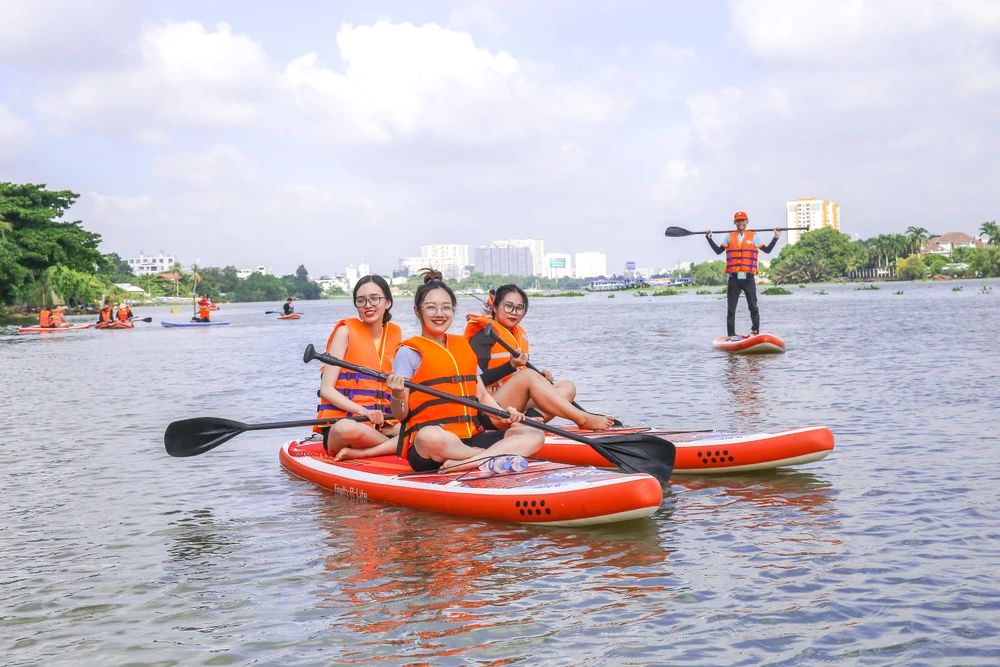 Cũng theo Anh Minh chia sẻ: “Mỗi SUP có thể di chuyển tối đa 2 người, tuy nhiên để có hành trình tuyệt vời nhất thì nên sử dụng một người trên một SUP. Theo đúng tên gọi bộ môn chèo ván đứng nên khi một người đứng sử dụng mái chèo sẽ có trải nghiệm trọn vẹn hơn”