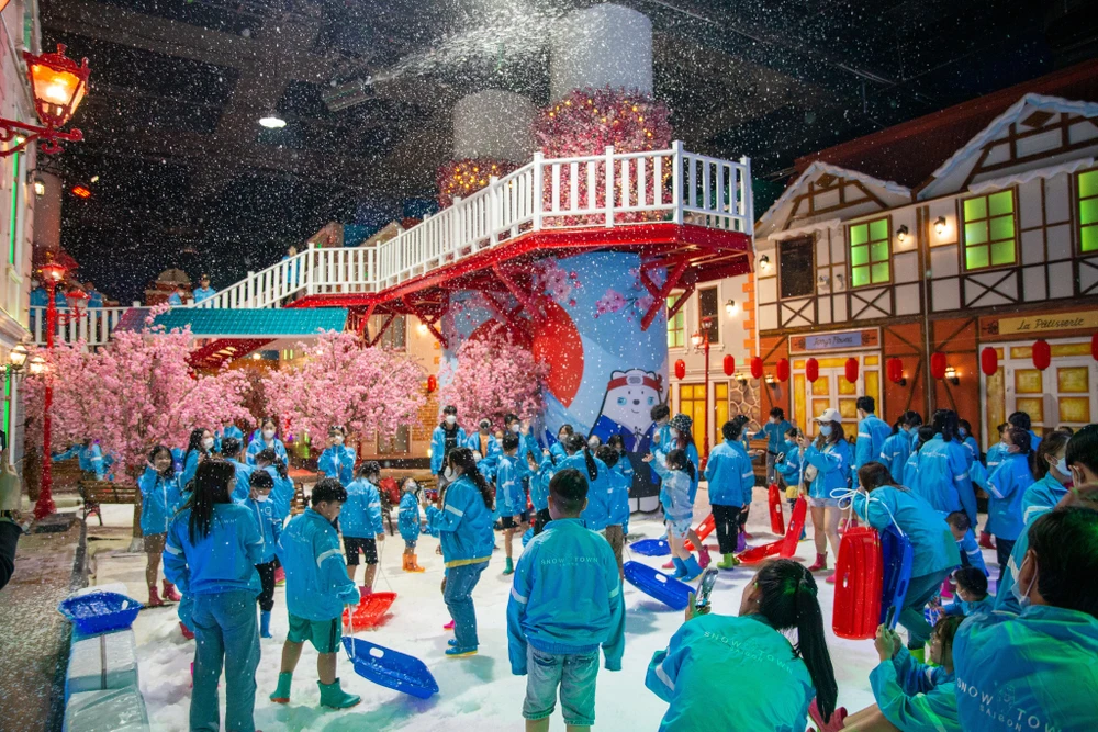 Chị Lê Vũ Anh Đài (nhân viên tại Snow Town) cho biết: “Dịp lễ tết tại đây sẽ trang trí theo từng chủ đề khác nhau để mang đến những trải nghiệm phong phú cho du khách. Trung bình những dịp đặc biệt Snow Town sẽ đón đến 3.000- 4.000 lượt khách trong ngày.”
