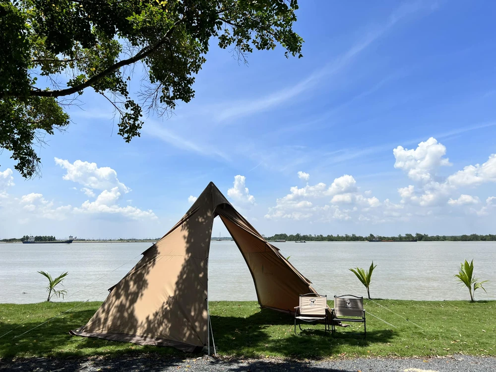 Mọi thứ được chuẩn bị sẵn tuy nhiên glamping vẫn không khiến mất đi tính thoải mái vốn có của hoạt động cắm trại. Du khách vẫn tha hồ tự ngắm nhìn phong cảnh thiên nhiên, thả mình vào không gian tươi mát. Mọi thứ được chuẩn bị sẵn tuy nhiên glamping vẫn không khiến mất đi tính thoải mái vốn có của hoạt động cắm trại. Du khách vẫn tha hồ tự ngắm nhìn phong cảnh thiên nhiên, thả mình vào không gian tươi mát.