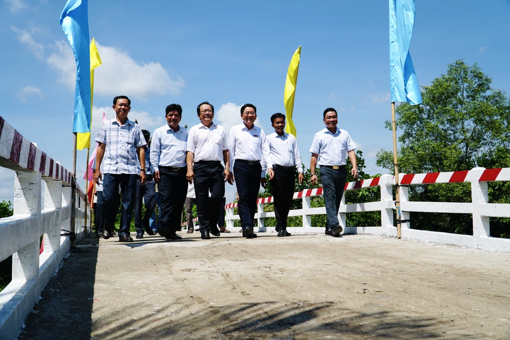 Cây cầu do báo Pháp luật TP.HCM phối hợp cùng UBND xã Tân Nhuận Đông vận động kinh phí để thực hiện.