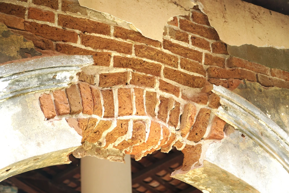 Kết cấu tường không còn nguyên vẹn. ẢNH: NHẬT DIỄM