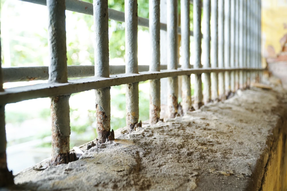 Song sắt hoen gỉ mục nát. ẢNH: NHẬT DIỄM